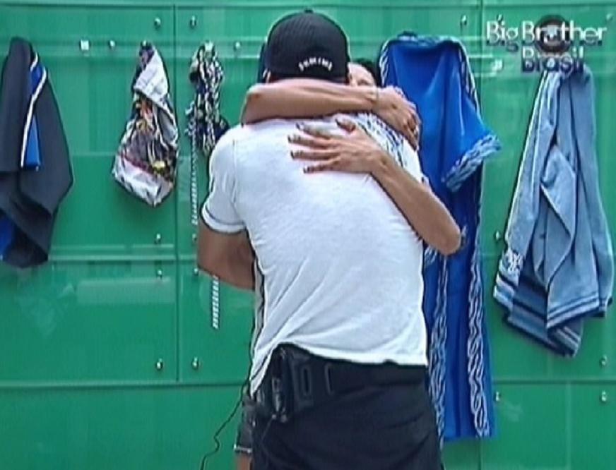Kelly e Yuri se abraçam depois de discussão