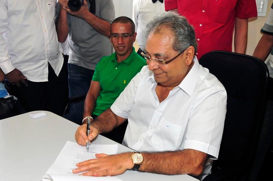 Prefeito assina Decreto que regulamenta Lei da Bolsa-Atleta