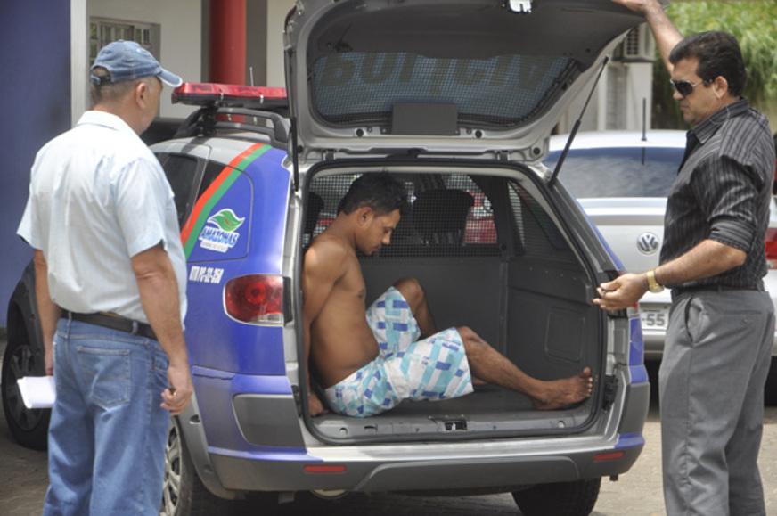 Traficante é preso ao cair em igarapé de Manaus