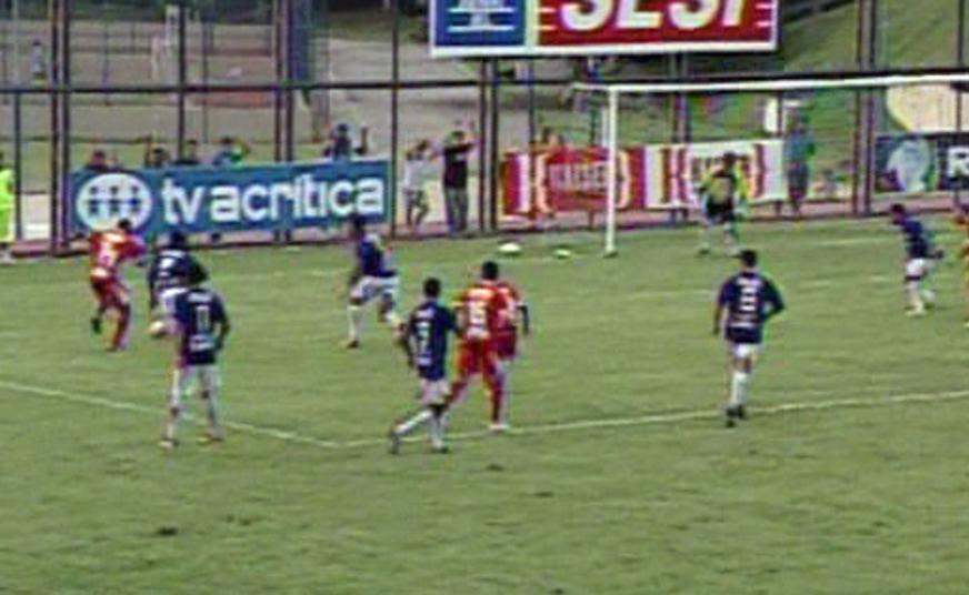 Imagem da TV Acrítica mostra que segundo gol do Princesa foi irregular