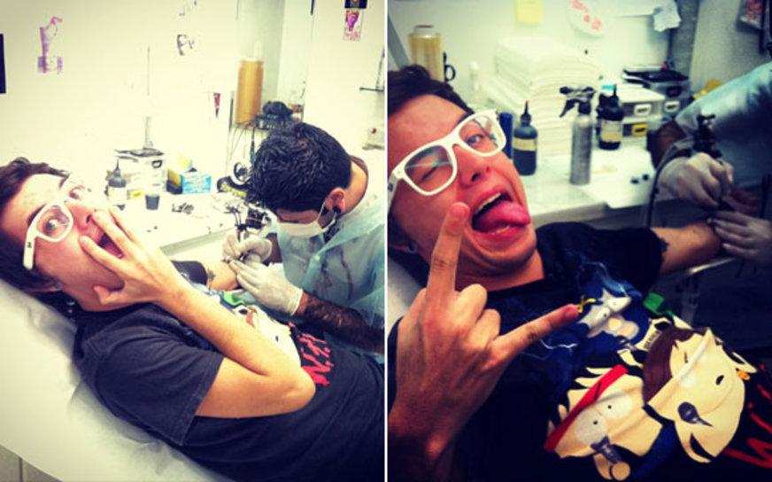 Pe Lanza faz nova tatuagem e publica fotos para fãs