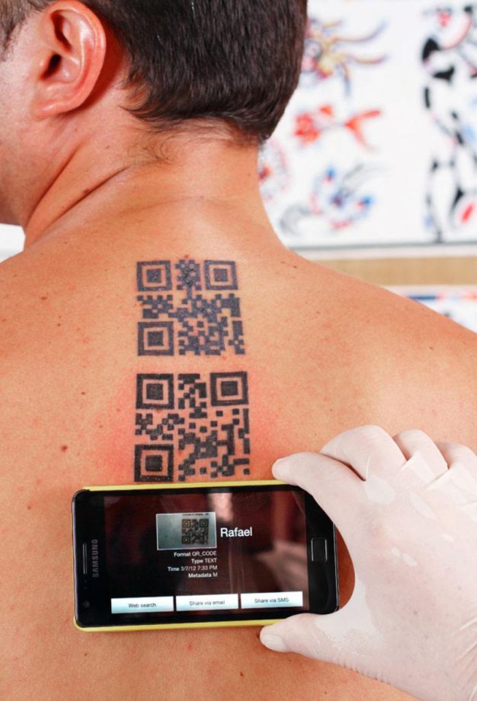 Pai usa QR Code como tatuagem para homenagear o filho