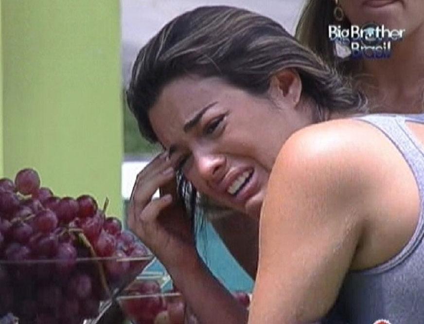 Choro coletivo de Monique, Kelly e Renata durante compras da semana