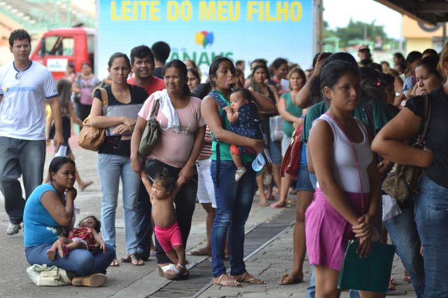 Programa Leite do Meu Filho: Mães enfrentam filas com crianças no colo