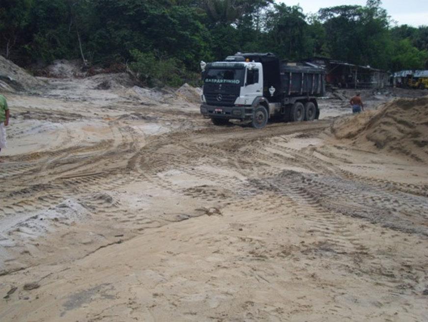 Extração mineral clandestina é fechada em Manaus