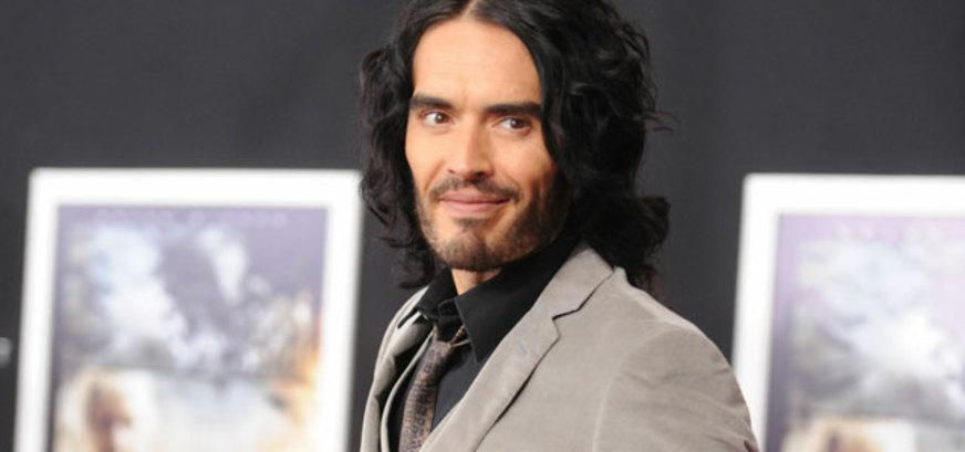 Russel Brand é acusado de jogar celular de paparazzo contra janela