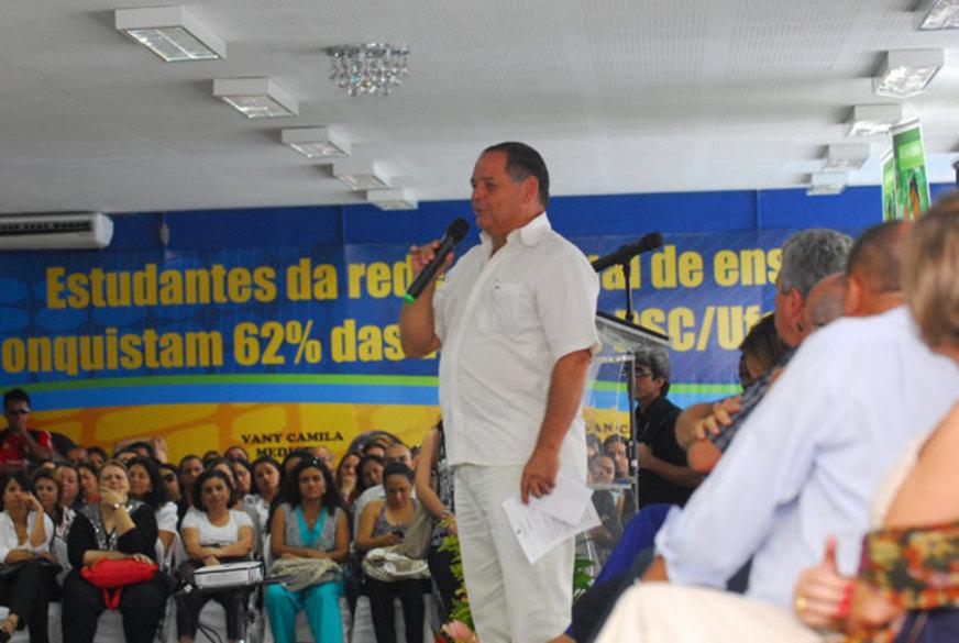 Governador do Amazonas anuncia reajuste para profissionais da educação