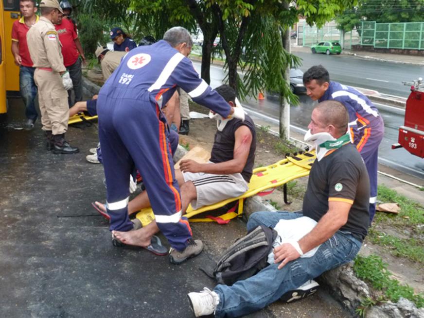 Acidente de trânsito deixa 10 feridos em Manaus