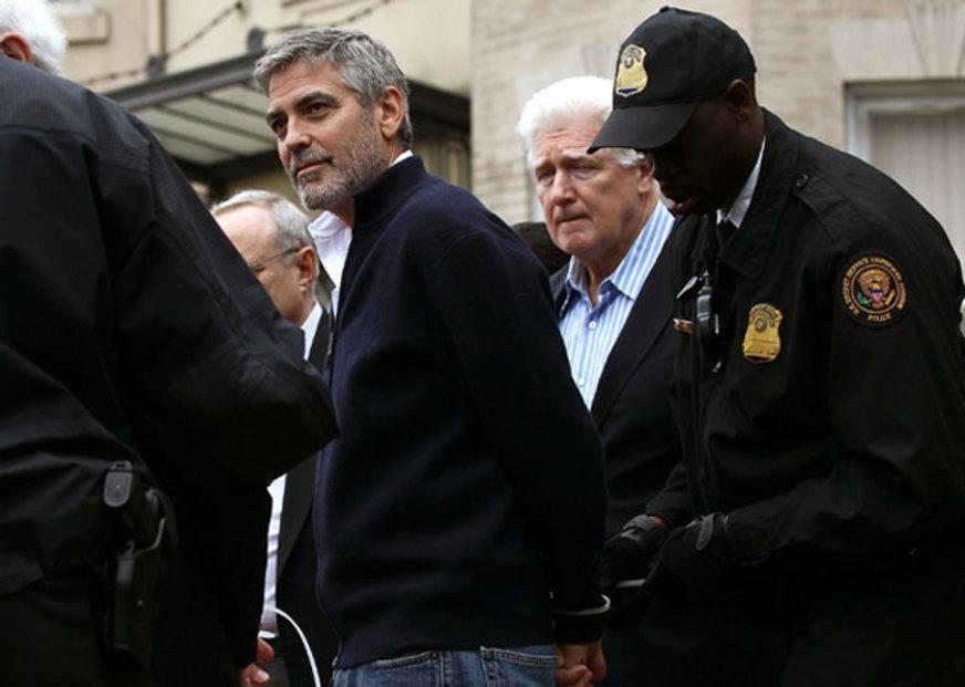 George Clooney é preso em protesto nos EUA