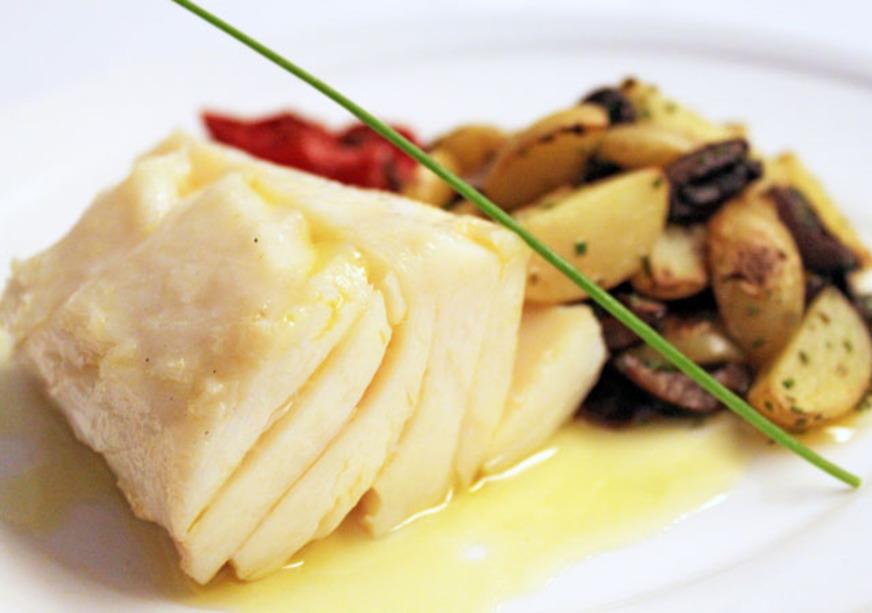 Bacalhau confit e batatas salteadas com alcaparras