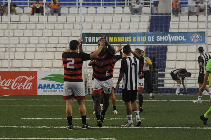 Flamengo goleia Botafogo e vai a final do Showbol, em Manaus