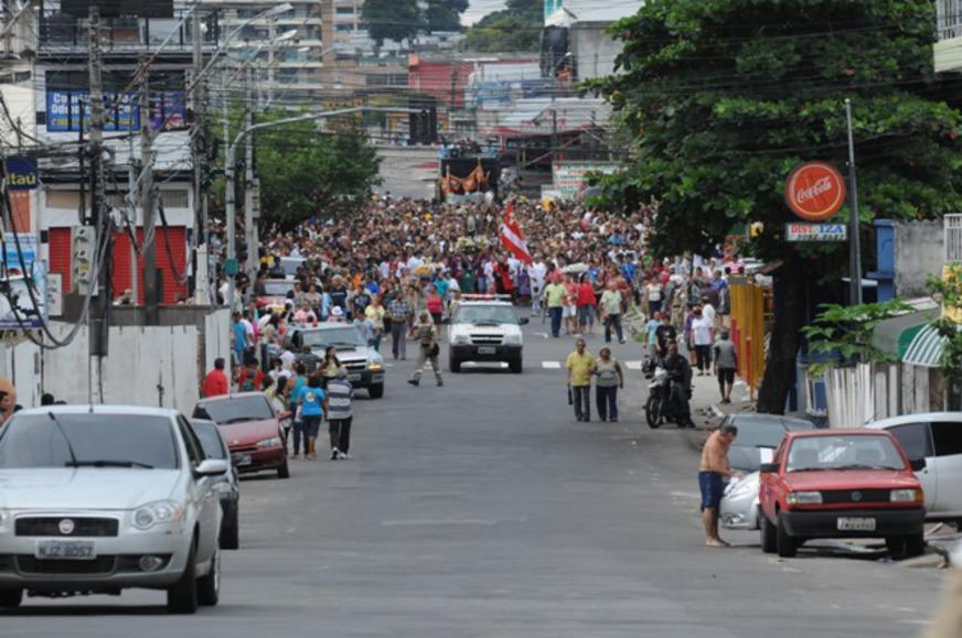 Fiéis participam de procissão do Senhor Morto em Manaus