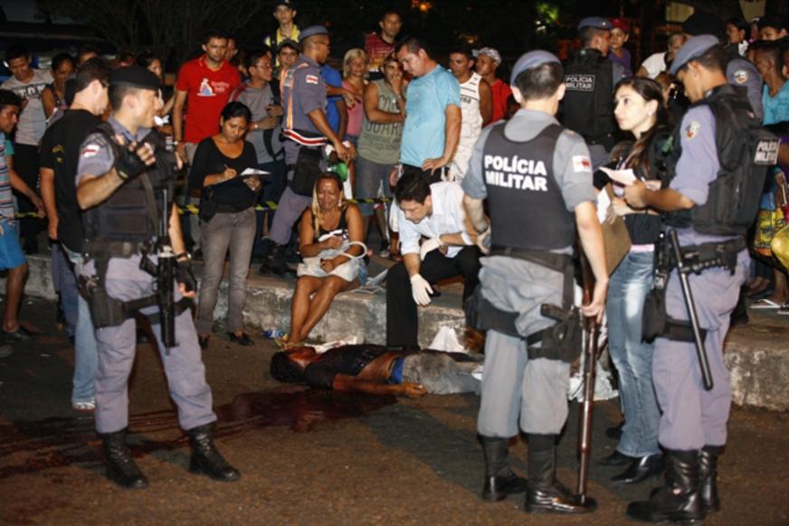 Briga entre comparsas resulta em morte na Praça do Relógio, em Manaus