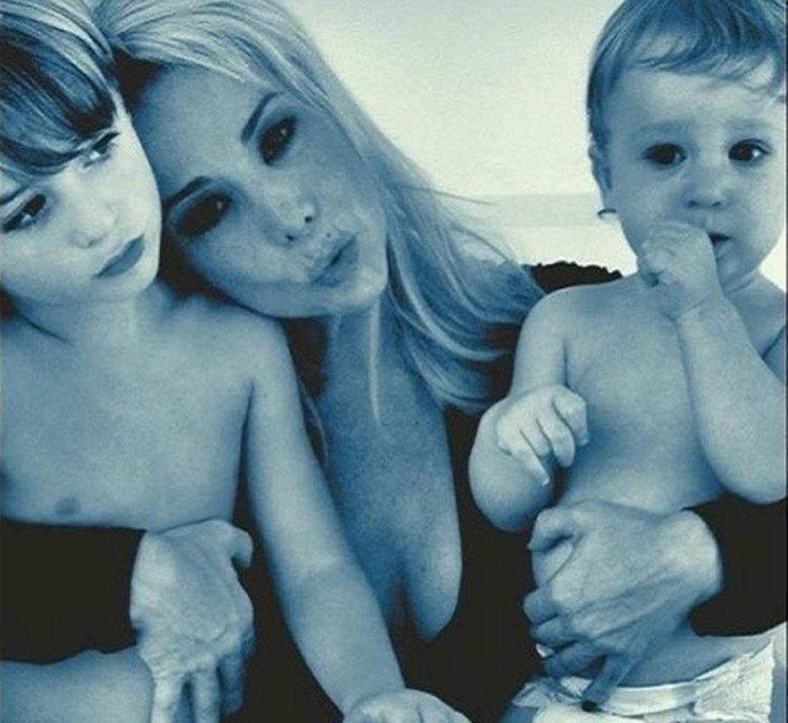 Dani Winits comemora Páscoa com seus filhos