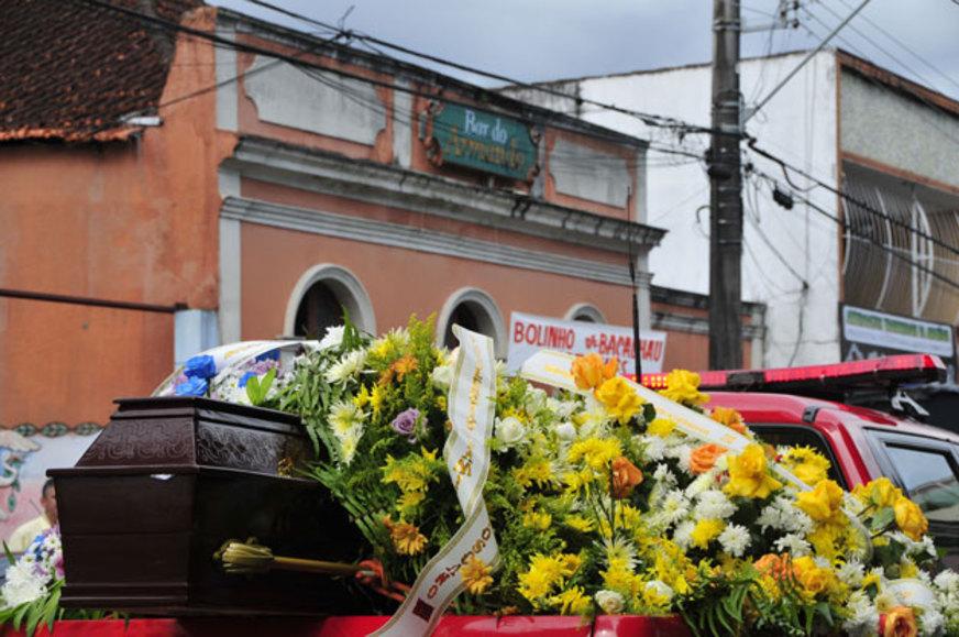 Armando é enterrado após homenagem, em Manaus