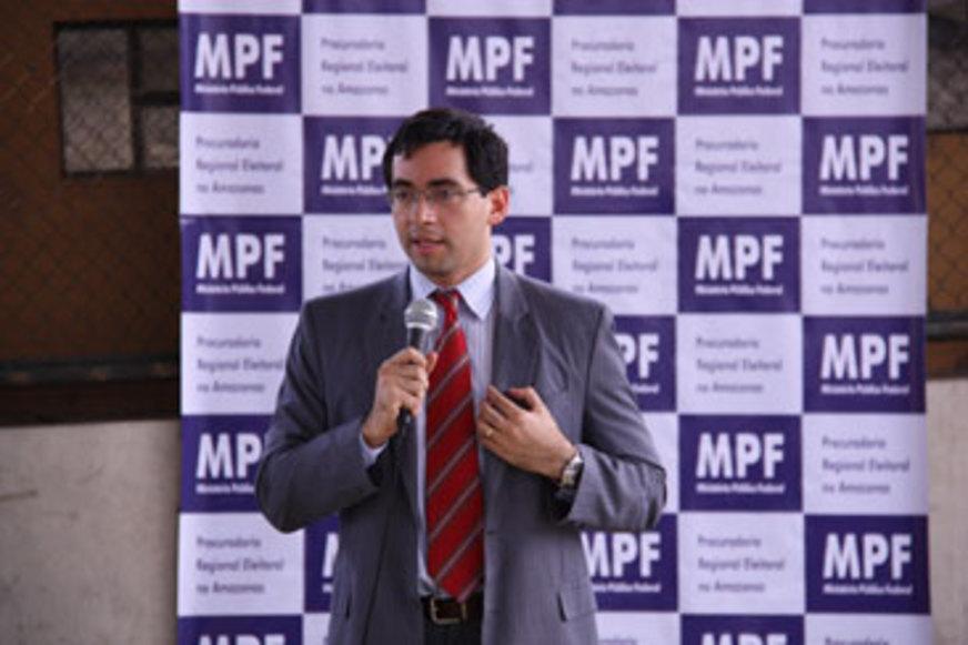 Estudantes tiram dúvidas sobre processo eleitoral