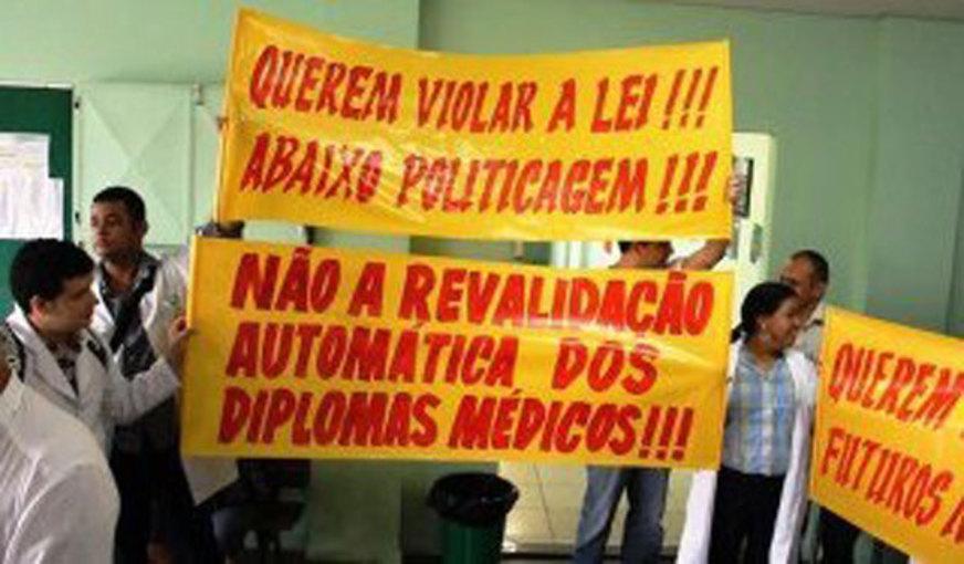 Médicos e acadêmicos protestam em Manaus contra projeto de revalidação automática de diplomas