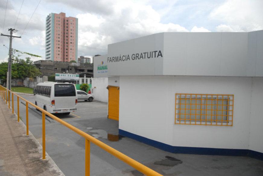 Prédio público é transformado em estacionamento irregular, na Zona Centro-Sul de Manaus