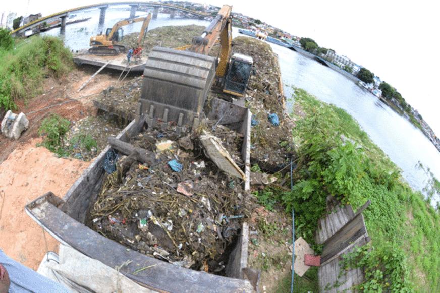 Operação da Semulsp retira lixo dos igarapés de Manaus
