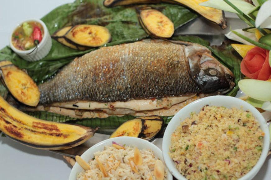 Matrinxã sem espinha recheada assada em folha de bananeira