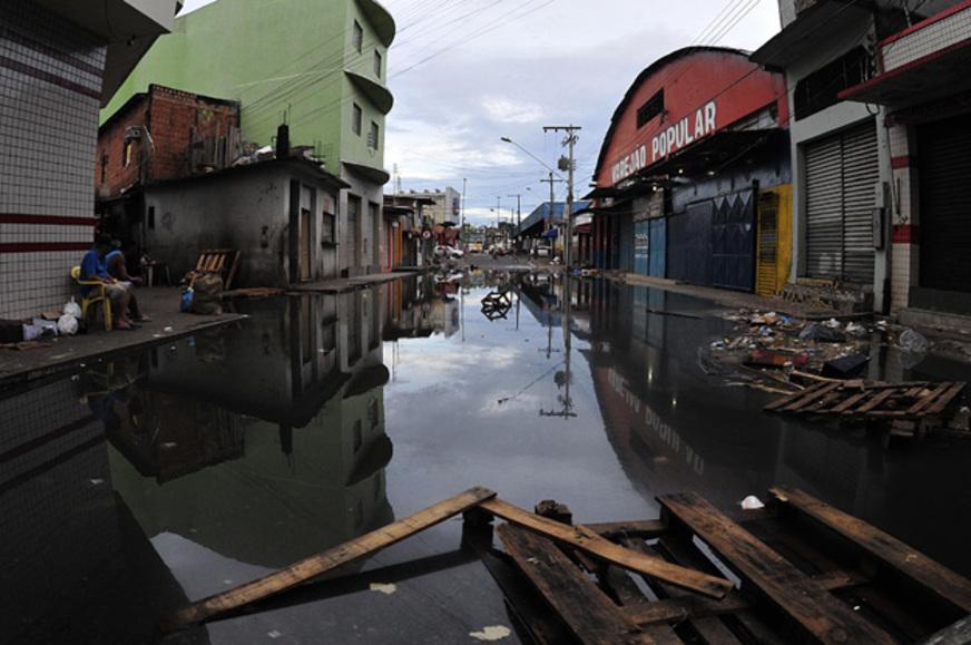 Comerciantes interditam rua do Centro de Manaus atingida pela cheia