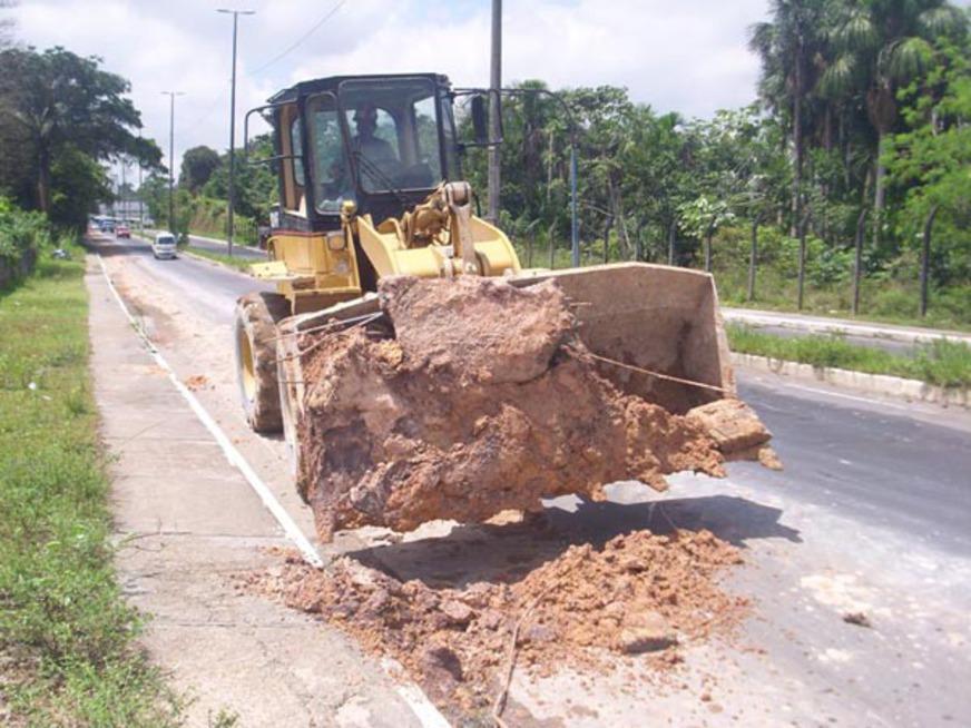 Secretaria de Meio Ambiente apreende trator e caminhão cometendo infração ambiental em Manaus