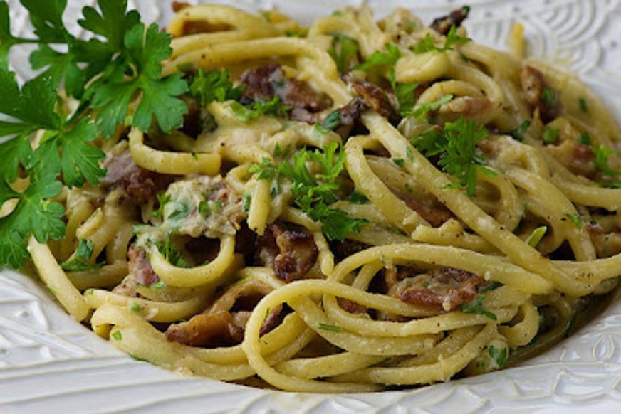 Espaguete ao creme carbonara e queijos