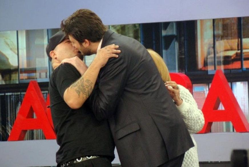Danilo Gentili dá beijo em baixista no programa “Agora é Tarde”