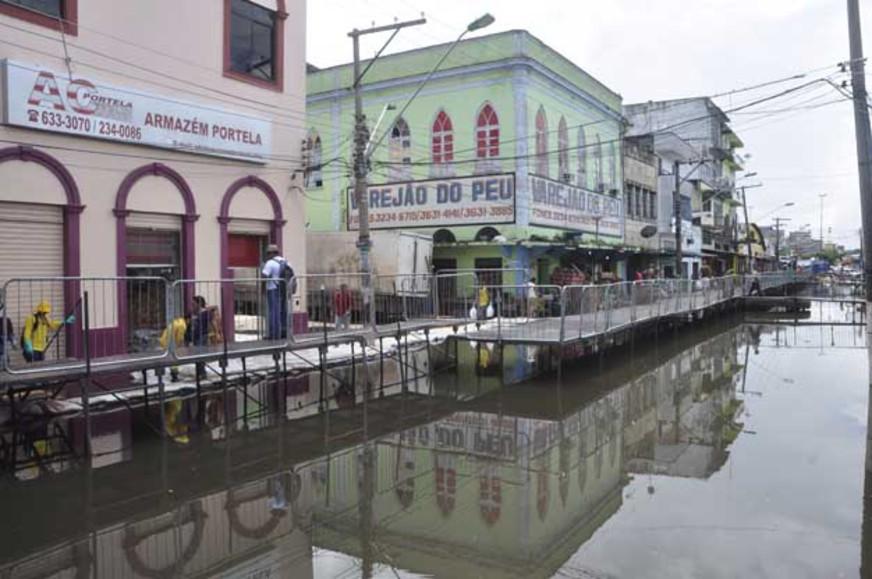 Comércio no Centro de Manaus ameaçado devido a cheia do rio Negro
