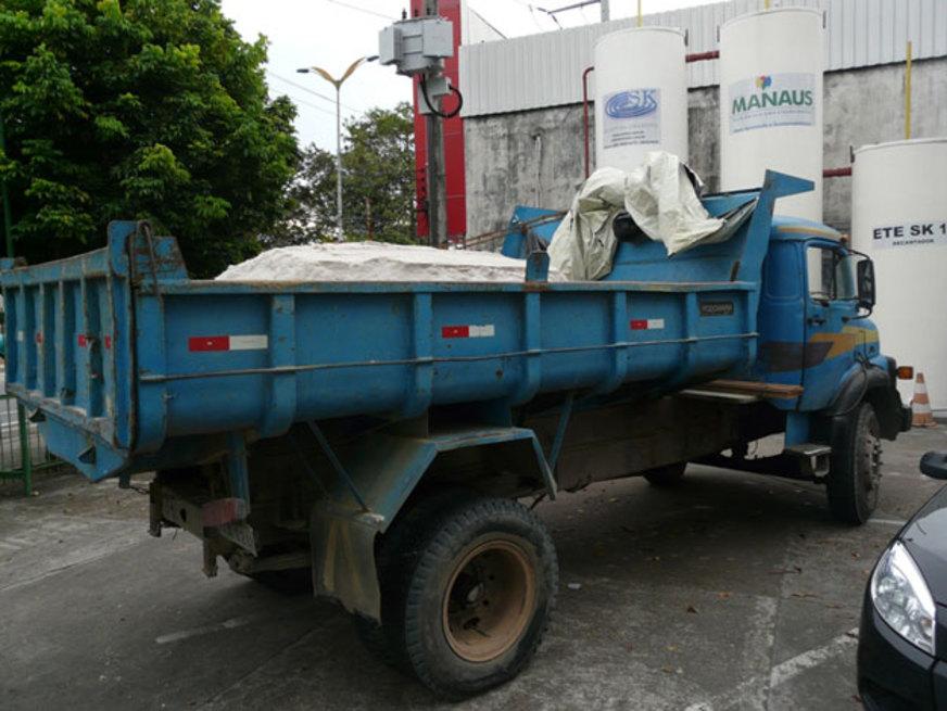 Caçamba que transportava areia em situação ilegal é apreendida em Manaus