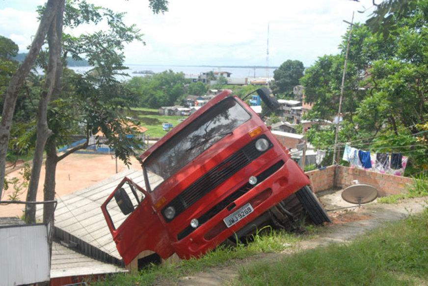 Caminhão perde contole e invade casa, na Zona Sul de Manaus