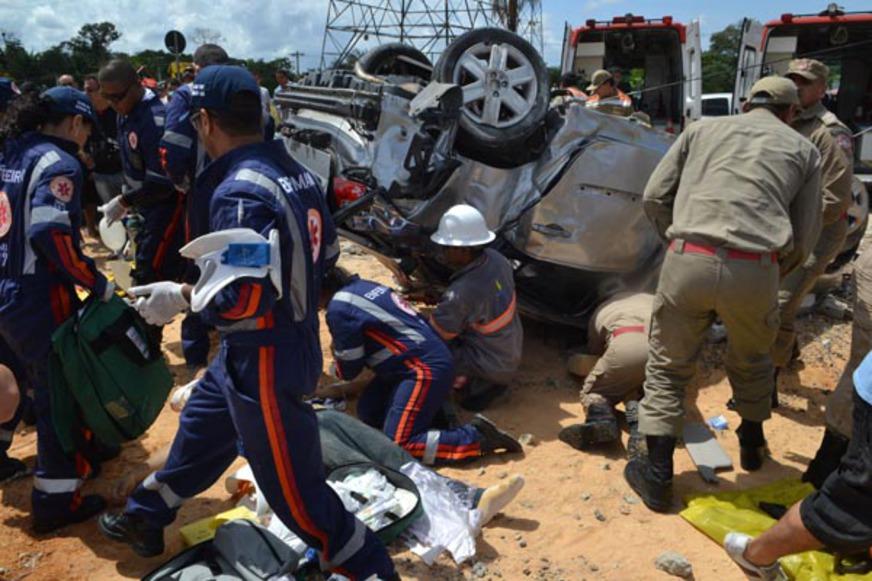 Carro capota e deixa uma pessoa morta na Avenida das Torres em Manaus