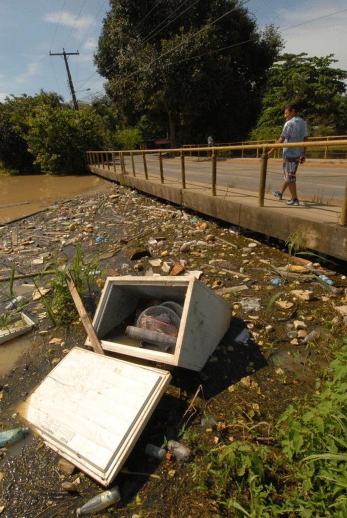 Acúmulo de água e lixo ameaça a solidez das pontes de Manaus