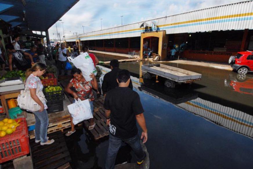 Semsa notifica comerciantes do centro de Manaus