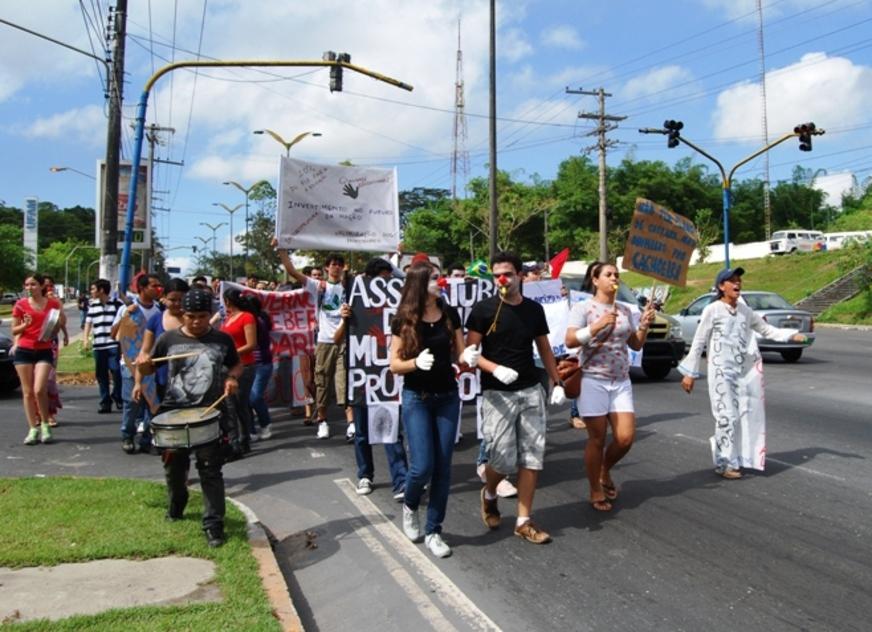 Professores e estudantes da Ufam encerram manifestação com passeata