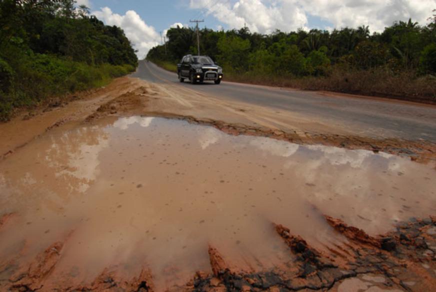 Buracos invadem a AM-010 e deixam trechos intrafegáveis