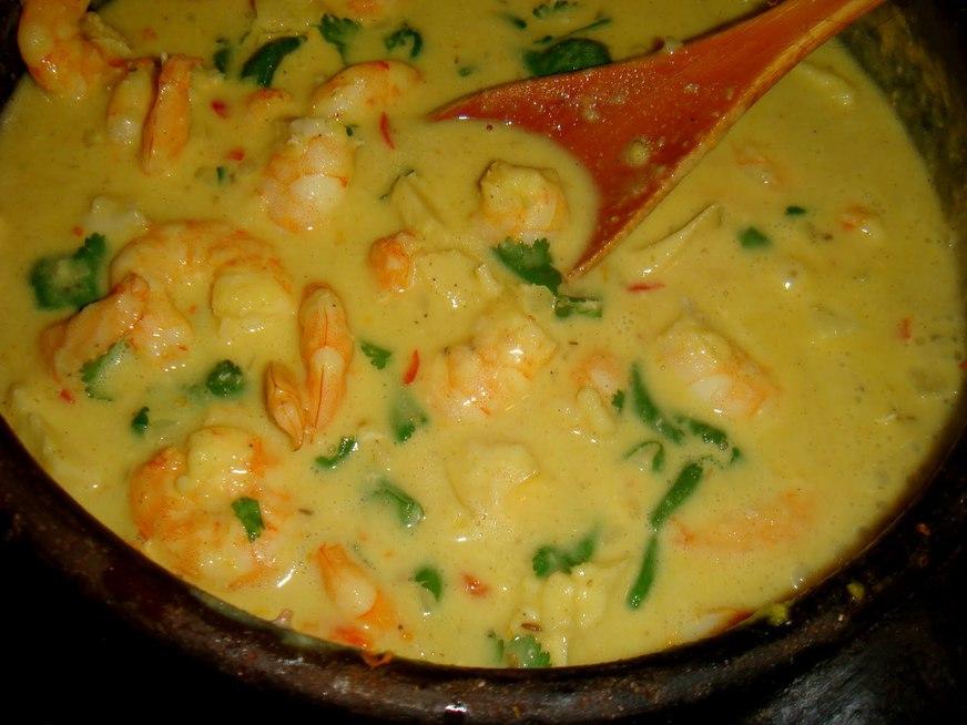 Curry de camarão com dilênia