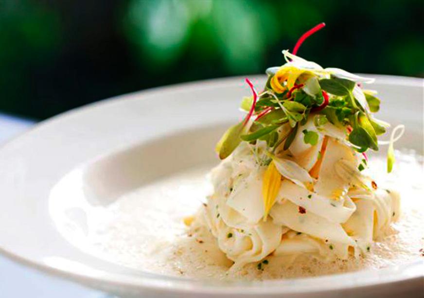 Talharim de pupunha com parmesão e azeite