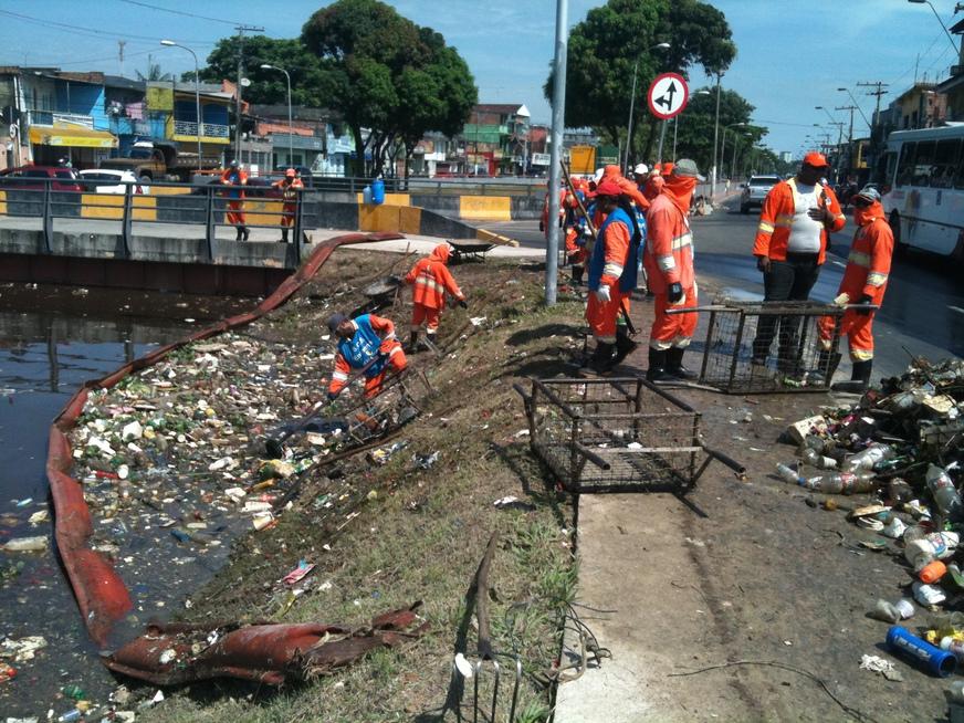 Em Manaus, garis ‘pescam lixo’ para amenizar enchente