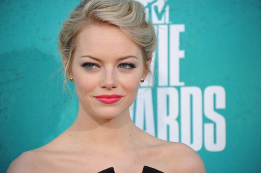 Emma Stone afirma sofrer ataques de pânico em entrevista à ‘Vogue’