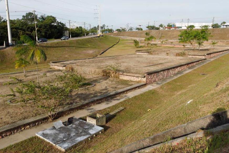 Espaços públicos de Manaus estão abandonados