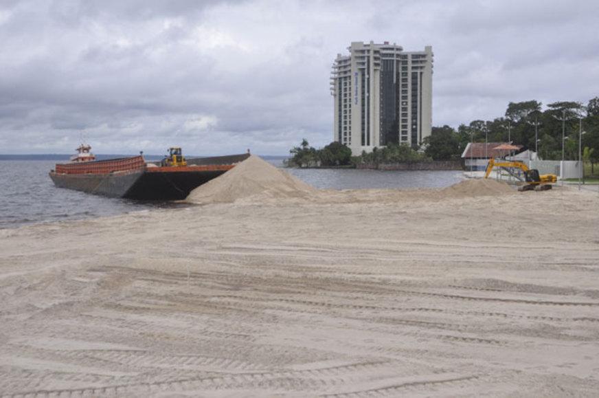 Praia da Ponta Negra é aberta ao público, neste sábado (9)
