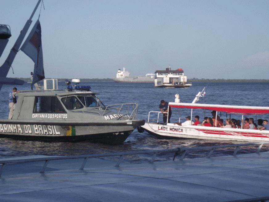 Lancha com excesso de passageiros é abordada após sair do Porto da Ceasa