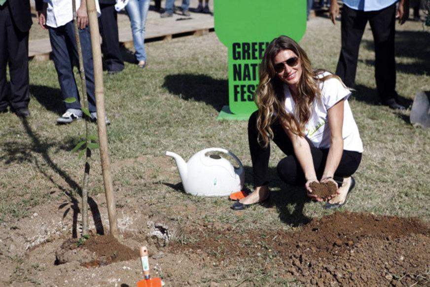 Gisele Bündchen planta árvore e promove consciência ambiental