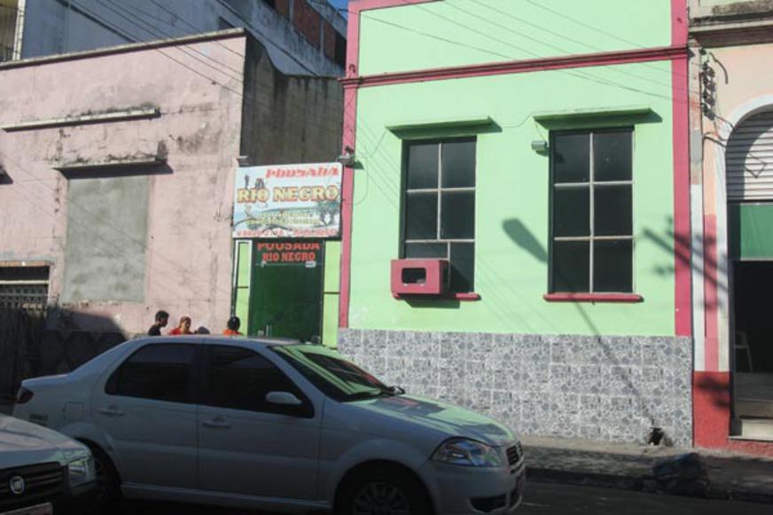 Homem morre com quatro tiros em pousada no Centro de Manaus