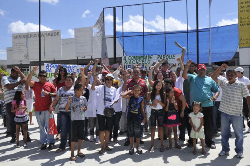 Moradores protestam atraso de entrega de Unidade de Saúde