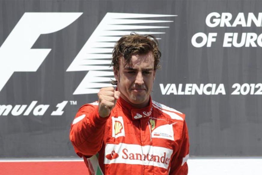 Alonso vê falhas de rivais, dá aula e é o 1º a vencer duas em 2012