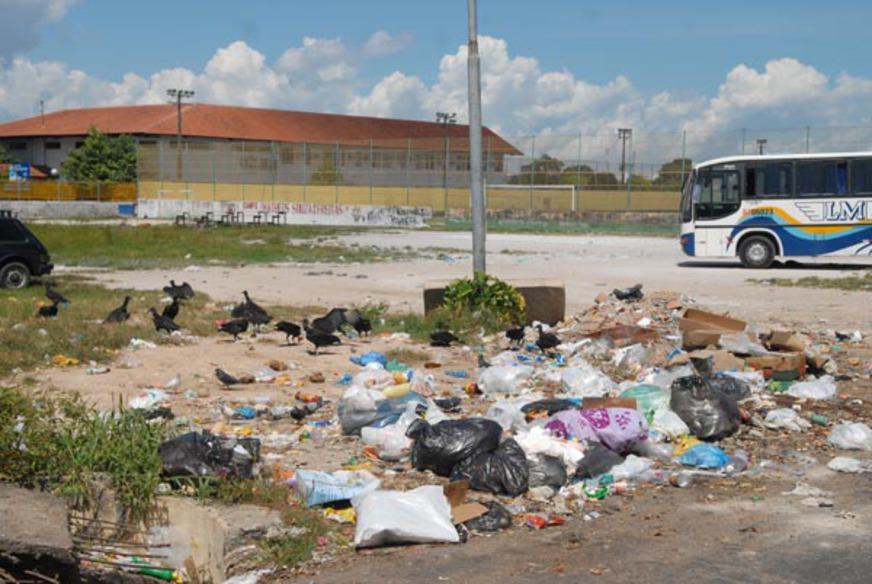 Moradores de bairro da Zona Sul de Manaus sofrem com lixeira viciada