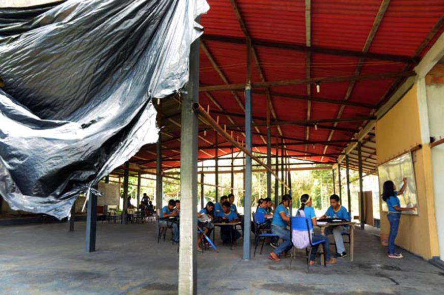 Alunos de escola municipal em rodovia do Amazonas sofrem com falta de estrutura