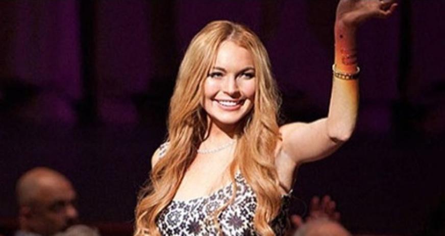 Atriz Lindsay Lohan sofre acidente de carro, diz site